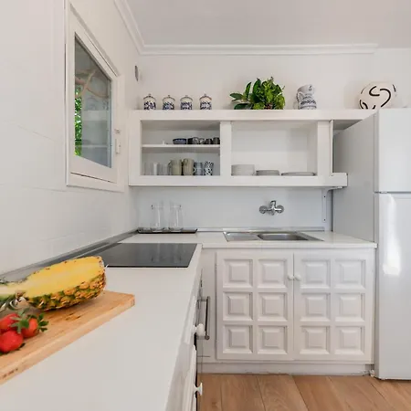Cozy Renovated 3 Bdrm Beachside House W Bbq Apartment *