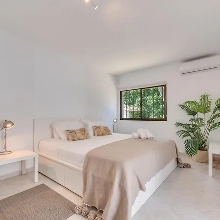 Cozy Renovated 3 Bdrm Beachside House W Bbq Marbella